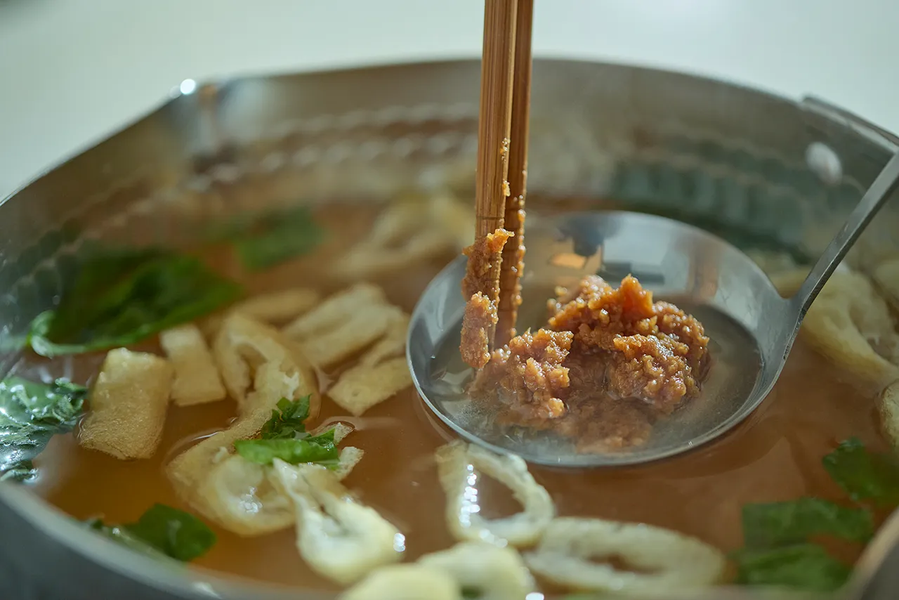 味噌汁をよそう画像